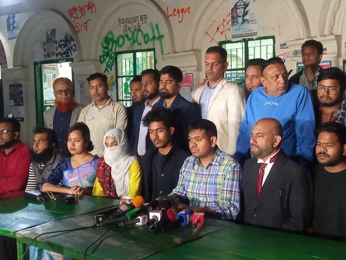 করিচ্যুত বিডিআর (বর্তমানে বিজিবি) সদস্যদের চাকরিতে পুনর্বহালের দাবিতে সংবাদ সম্মেলন। রোববার ঢাকা বিশ্ববিদ্যালয়ের মধুর ক্যান্টিনে