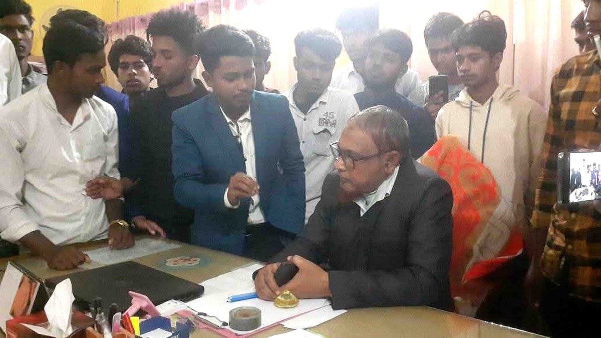 অপসারণের দাবিতে নাটোরের বড়াইগ্রাম সরকারি অনার্স কলেজের অধ্যক্ষকে অবরুদ্ধ করেন শিক্ষার্থীরা। আজ রোববার দুপুরে