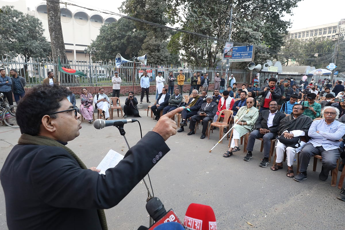 ‘পাঠ্যবই থেকে আদিবাসী শব্দুযুক্ত গ্রাফিতি বাদ দেওয়া ও আদিবাসীদের ওপর হামলার প্রতিবাদে’ আজ রোববার বিকেলে রাজধানী শাহবাগে সমাবেশে কথা বলেন লেখক–অধ্যাপক, অধিকারকর্মী ও বিভিন্ন রাজনৈতিক দলের নেতারা
