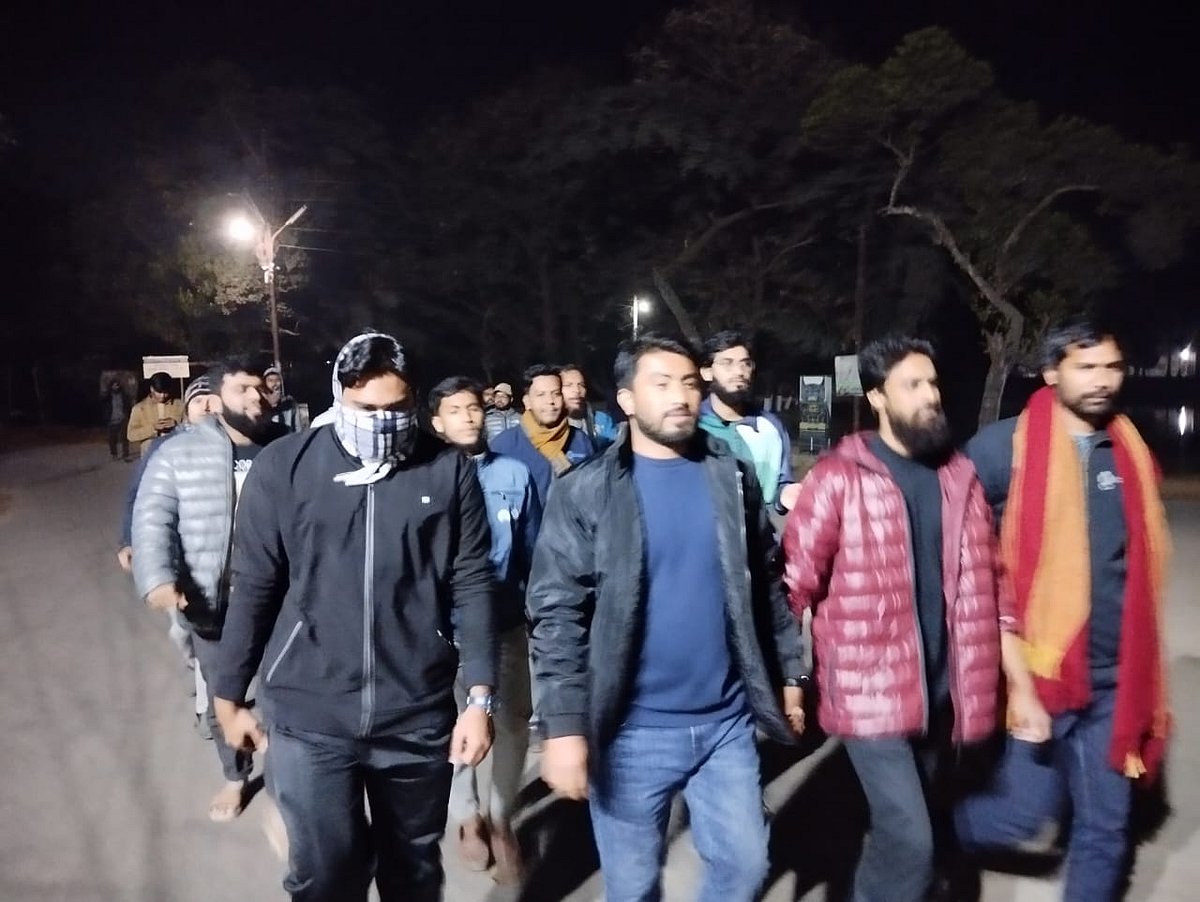 জাহাঙ্গীরনগর বিশ্ববিদ্যালয়ের ছাত্রী হলের কক্ষ থেকে এক যুবক আটকের পর ক্যাম্পাসে নিরাপত্তা নিশ্চিতের দাবিতে বিক্ষোভ মিছিল করেন শিক্ষার্থীরা