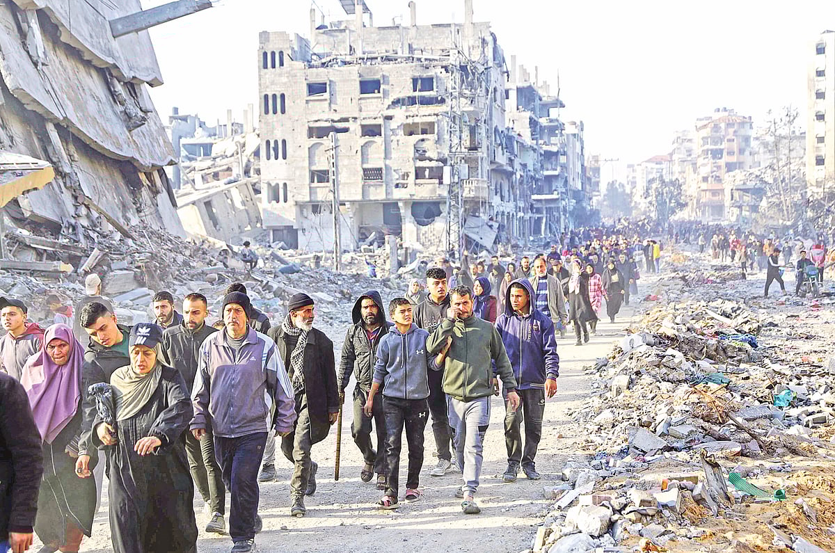 শুরু হয়েছে যুদ্ধবিরতি। ধ্বংসস্তূপ পাশ কাটিয়ে দীর্ঘ ১৫ মাস পর নিজ ঠিকানায় ফিরছেন গাজার বাসিন্দারা। ইসরায়েলের নির্মম হামলায় পুরো উপত্যকাটিতে এখন ধ্বংসের চিহ্ন। রোববার উত্তর গাজায়