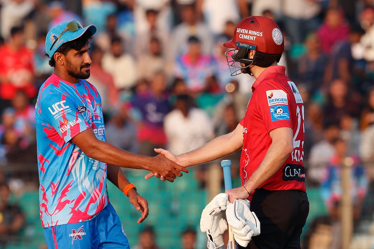 ম্যাচ শেষে ম্যাচসেরা ফরচুন বরিশালের ডেভিড ম্যালান সান্ত্বনা দিচ্ছেন মায়ের মৃত্যুশোক কাটিয়ে মাঠে ফেরা চিটাগং কিংসের টেসার খালেদ আহমেদকে