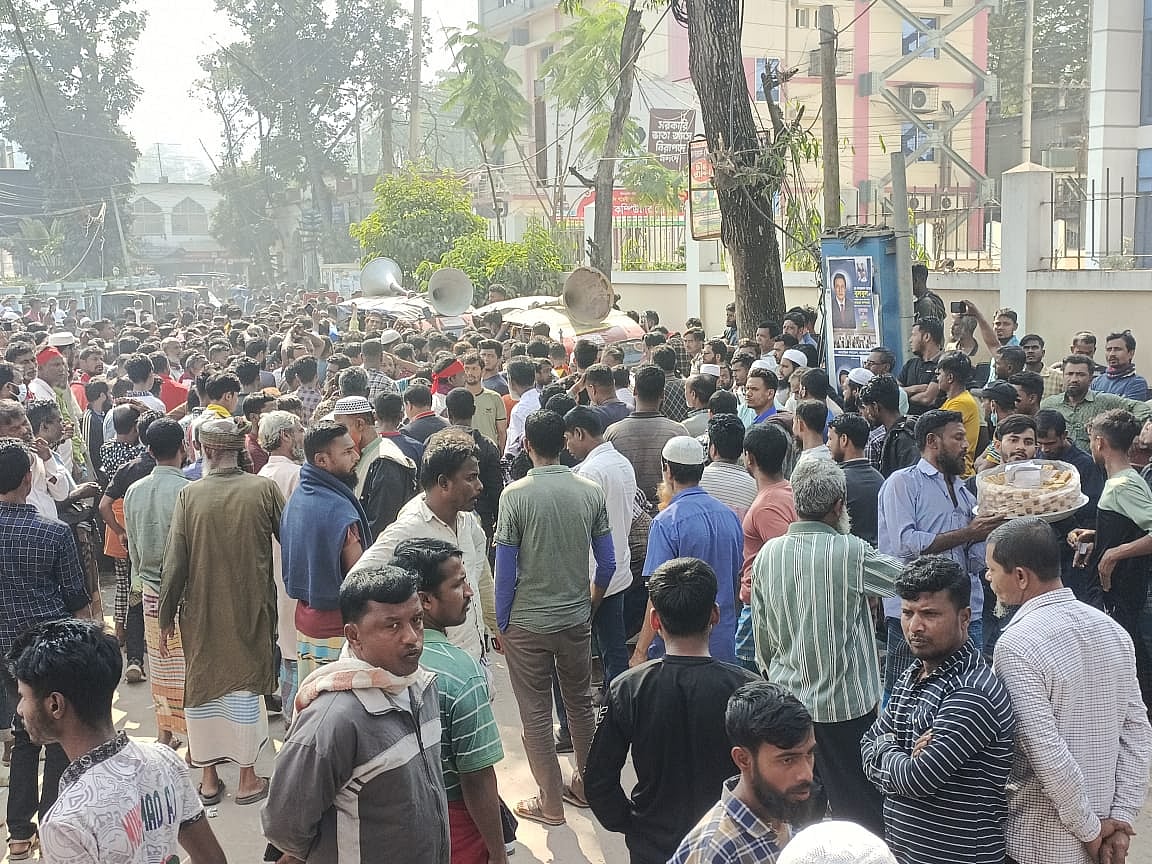 ময়মনসিংহ নগরে ইজিবাইক চলাচলে ছয়টি সড়কের বিভক্তি বাতিলের দাবিতে জেলা প্রশাসকের কার্যালয়ের সামনে গিয়ে অবস্থান নেয় বিক্ষুব্ধরা। রোববার সকালে