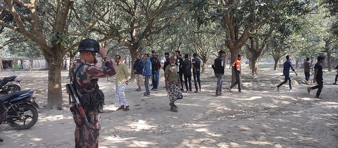 সীমান্ত এলাকা থেকে লোকজনকে সরিয়ে দিচ্ছেন বিজিবি সদস্যরা। আজ সকাল সাড়ে ১০টায় চাঁপাইনবাবগঞ্জের শিবগঞ্জের কালীগঞ্জ মৌজায়