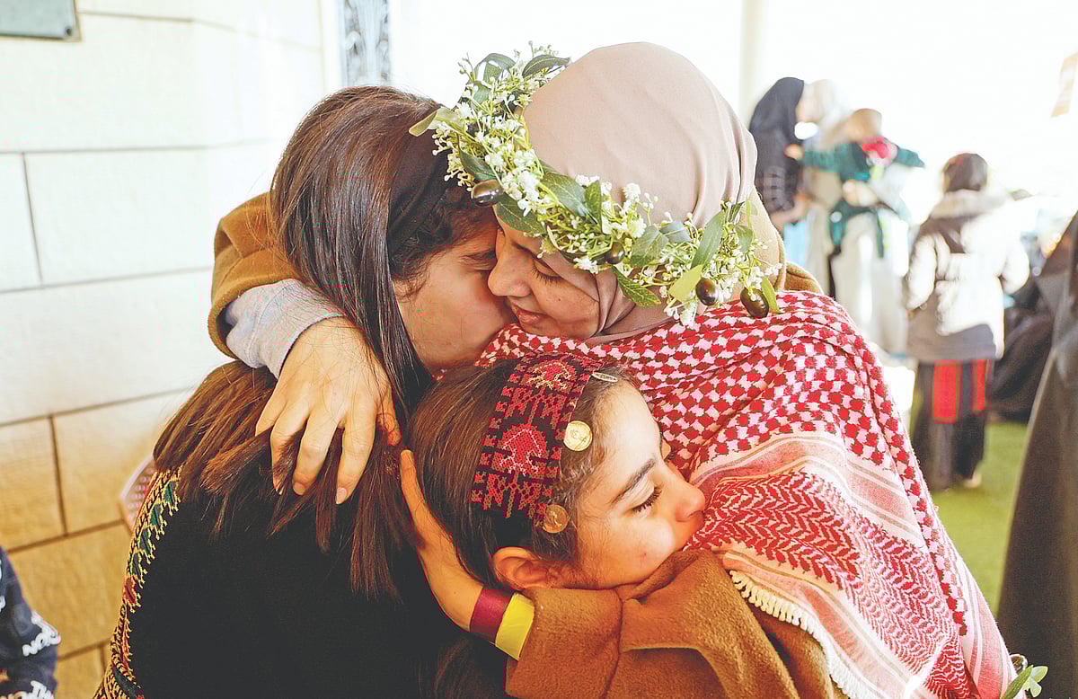 গাজায় যুদ্ধবিরতি এবং বন্দিবিনিময় চুক্তির অংশ হিসেবে মুক্তি পেয়েছেন ফিলিস্তিনি নারী নিদা জাগেবি। দীর্ঘদিন পর কাছে পেয়ে দুই মেয়েকে মায়ের আলিঙ্গন। গতকাল পশ্চিম তীরের জেনিনে