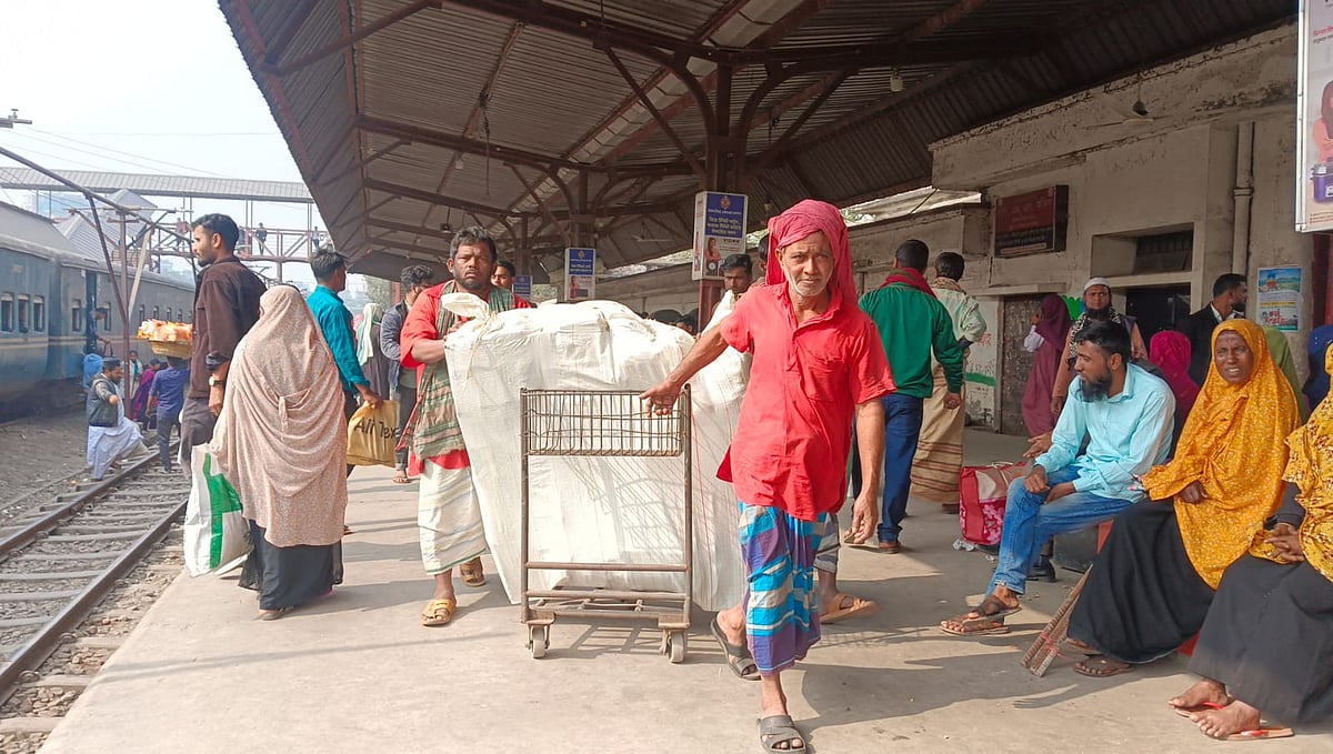 ট্রেনে মালামাল ওঠানামার কাজ করেন লাল পোশাক পরা ব্যক্তিরা। এখন আগের মতো তারা কাজ পান না