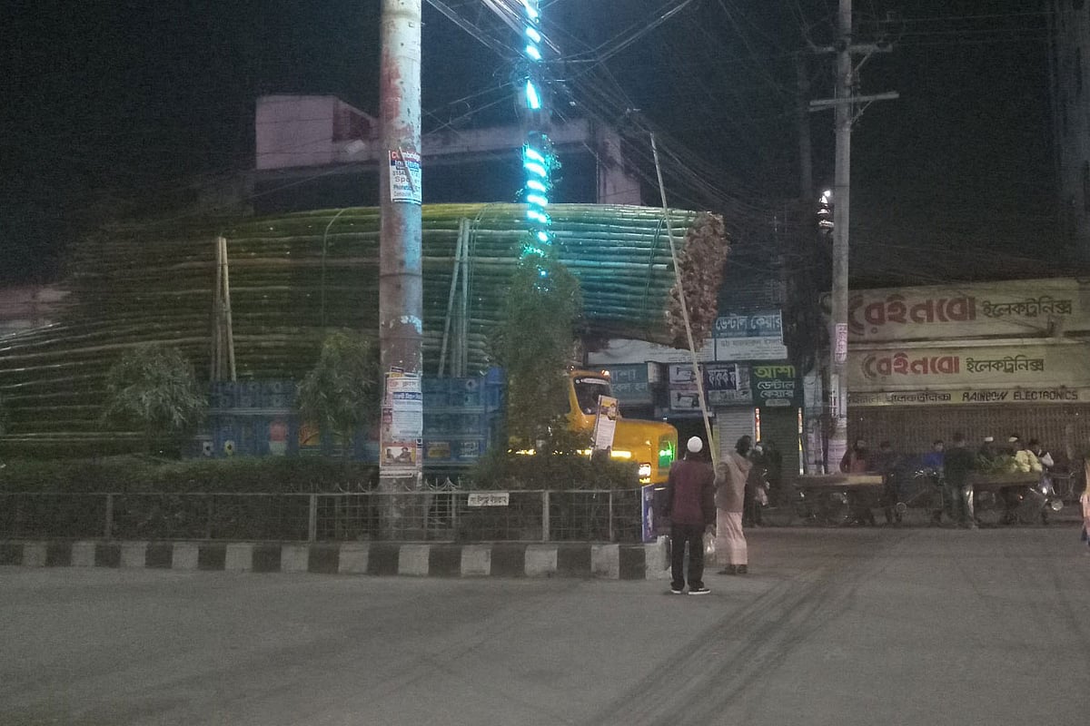 ফেনীতে বাঁশবাহী একটি ট্রাক। গতকাল রাতে তোলা