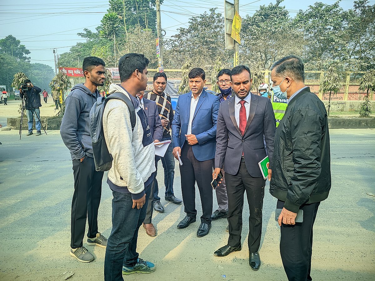 বেগম রোকেয়া বিশ্ববিদ্যালয়ের শিক্ষার্থী আবু সাঈদ নিহতের ঘটনাস্থল পরিদর্শনে যায় আন্তর্জাতিক অপরাধ ট্রাইব্যুনালের প্রসিকিউটর মঈনুল করিমসহ অন্যরা। আজ সকালে তোলা