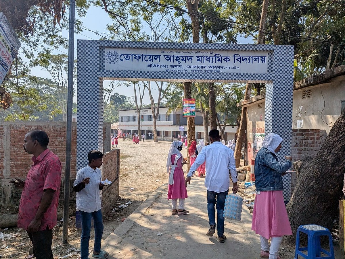 বরিশাল সদর উপজেলার চরকাউয়া এলাকার একটি মাধ্যমিক বিদ্যালয়ে দু-একটির বেশি ক্লাস হয় না, তাই শিক্ষার্থীরা মাঠে খেলাধুলা ও ঘুরেফিরে সময় কাটায়। গতকাল রোববার তোলা