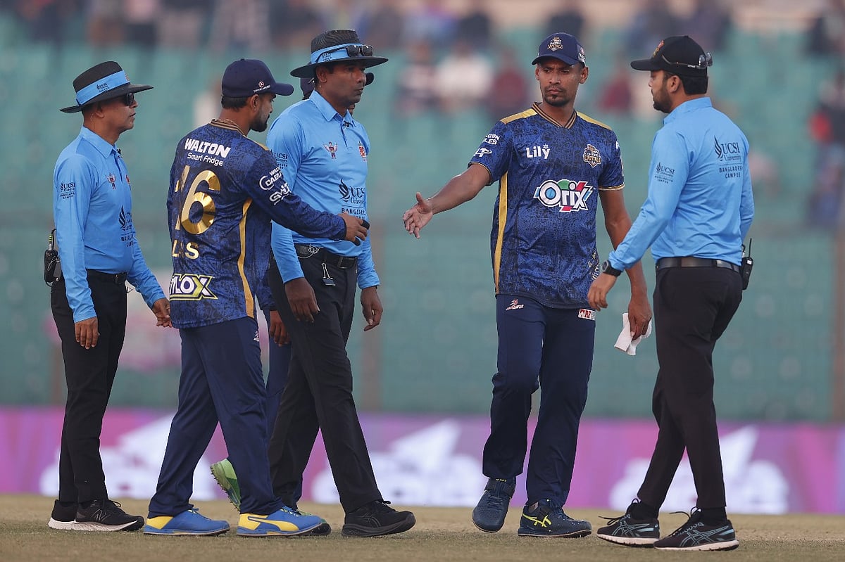 দলকে জেতানোর পর ঢাকা ক্যাপিটালসের পেসার মোস্তাফিজুর রহমান (ডান থেকে ২য়)