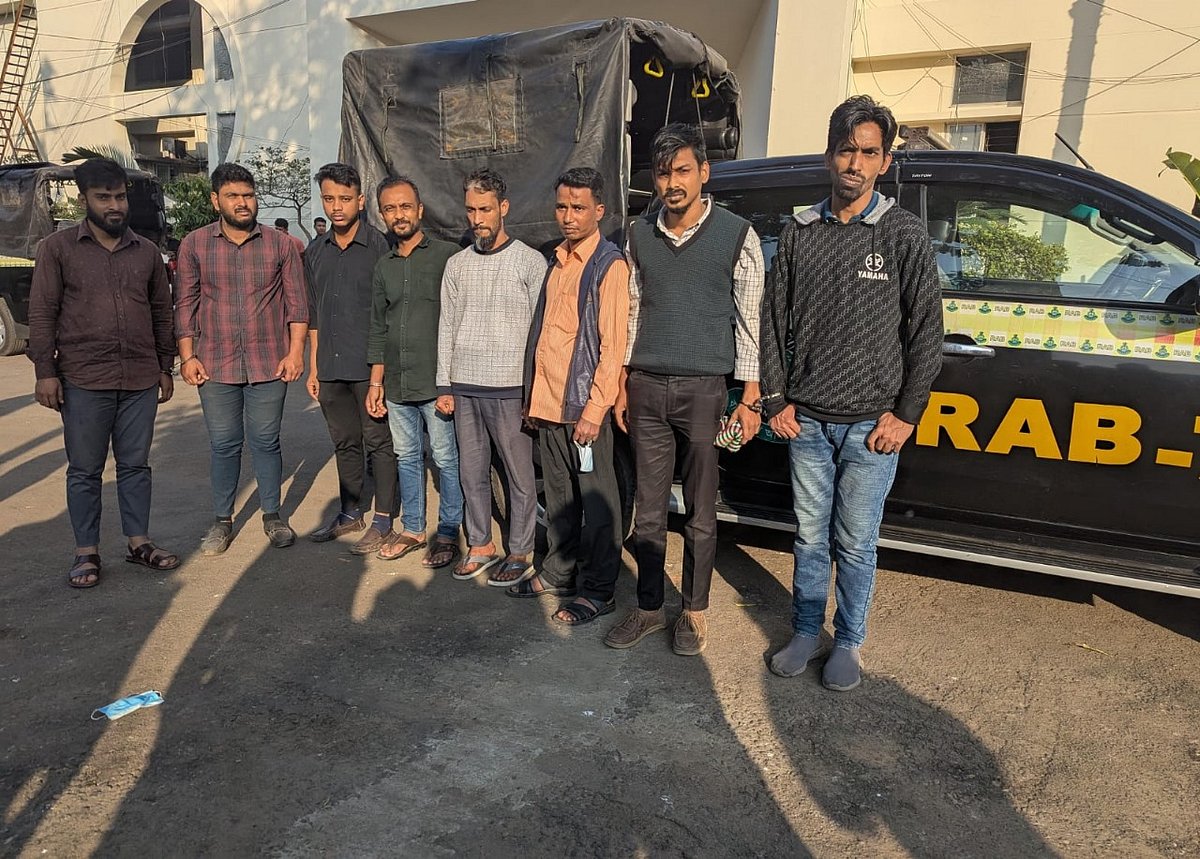 র‍্যাবের অভিযানে আটকদের ৮ জন। গতকাল বিকেলে