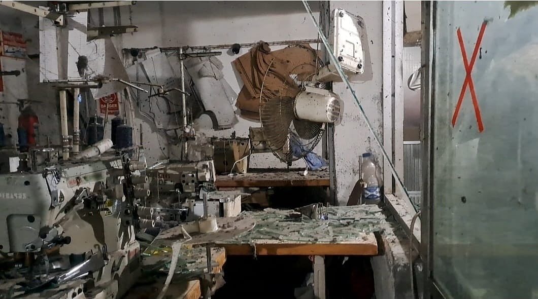 এইচডিএফ অ্যাপারেলস লিমিটেড কারখানার বয়লার বিস্ফোরণের পর ক্ষয়ক্ষতির চিত্র। আজ সোমবার সকাল সাড়ে ১০টার দিকে গাজীপুরের শ্রীপুরের জৈনাবাজার এলাকায়