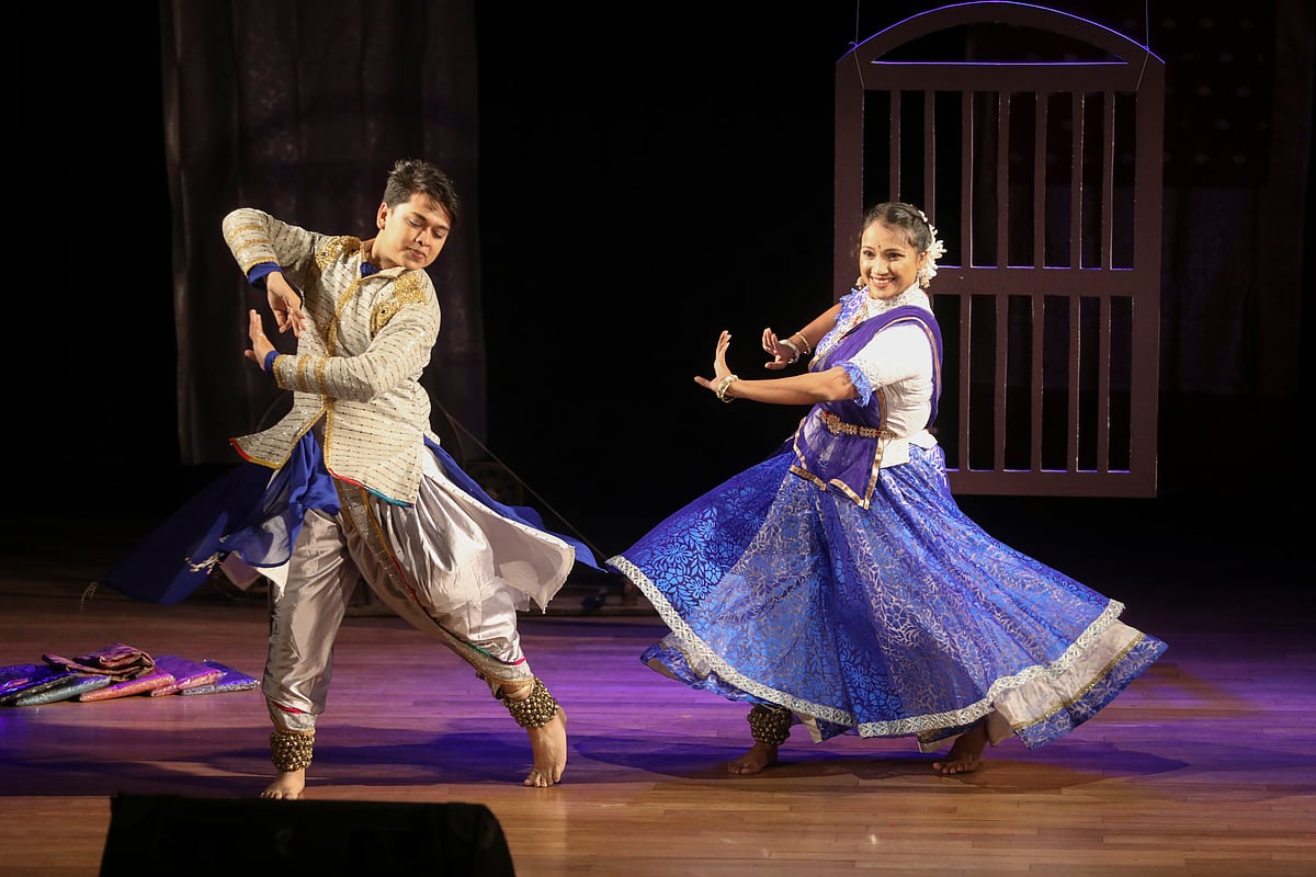 ‘এসো সুতোর কাব্য গাঁথি ধ্রুপদি ফোঁড়ে’ অনুষ্ঠানে শান্ত-মারিয়াম ইউনিভার্সিটির দুই শিক্ষার্থীর নৃত্য পরিবেশন। ছায়ানট মিলনায়তন, ধানমন্ডি, ঢাকা, ২০ জানুয়ারি, ২০২৫।