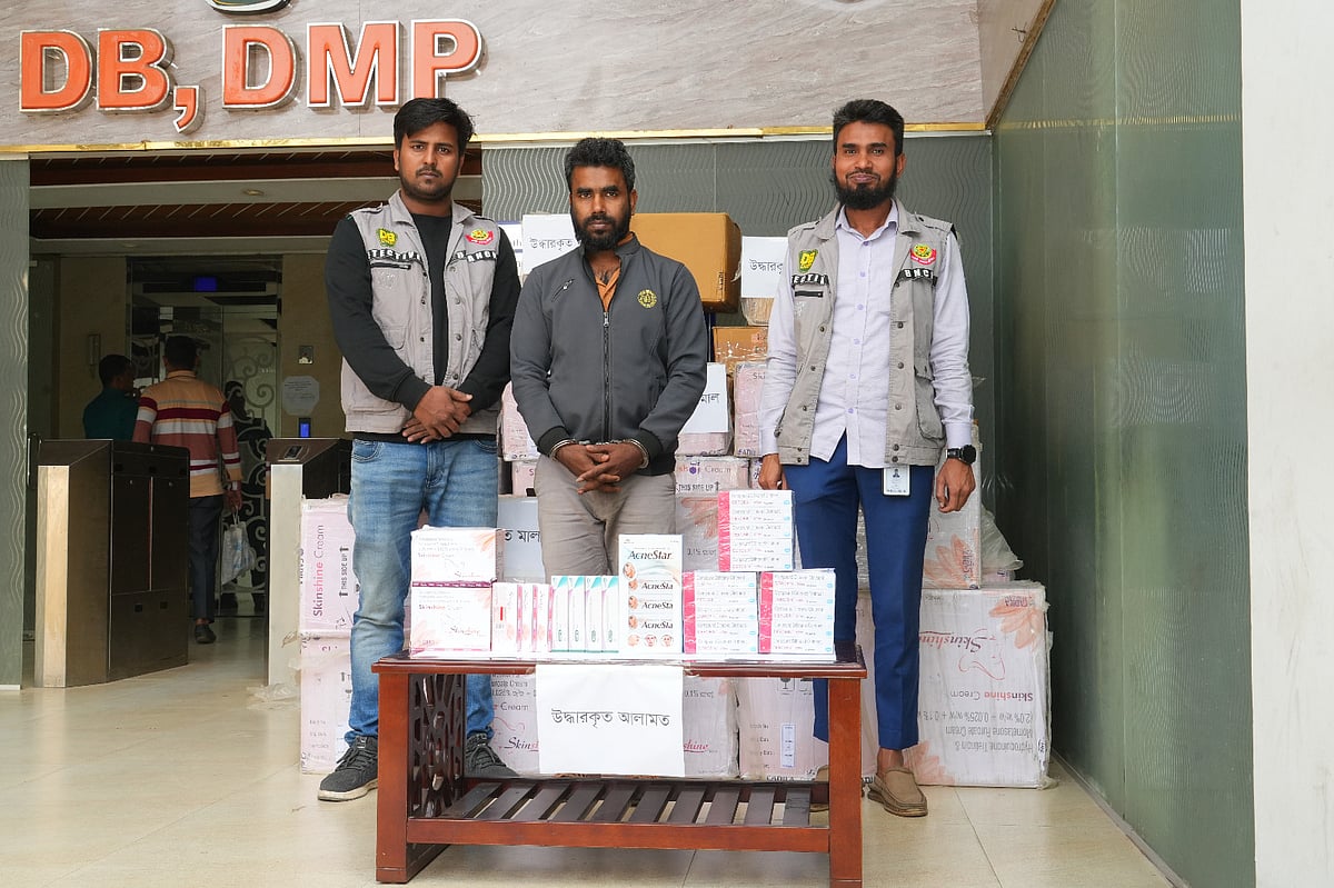 চোরাই পথে ভারতীয় প্রসাধনসামগ্রী এনে বিক্রির সঙ্গে জড়িত থাকার অভিযোগে এক ব্যক্তিকে গ্রেপ্তার করেছে ঢাকা মহানগর গোয়েন্দা পুলিশ (ডিবি)। ঢাকা, ২০ জানুয়ারি