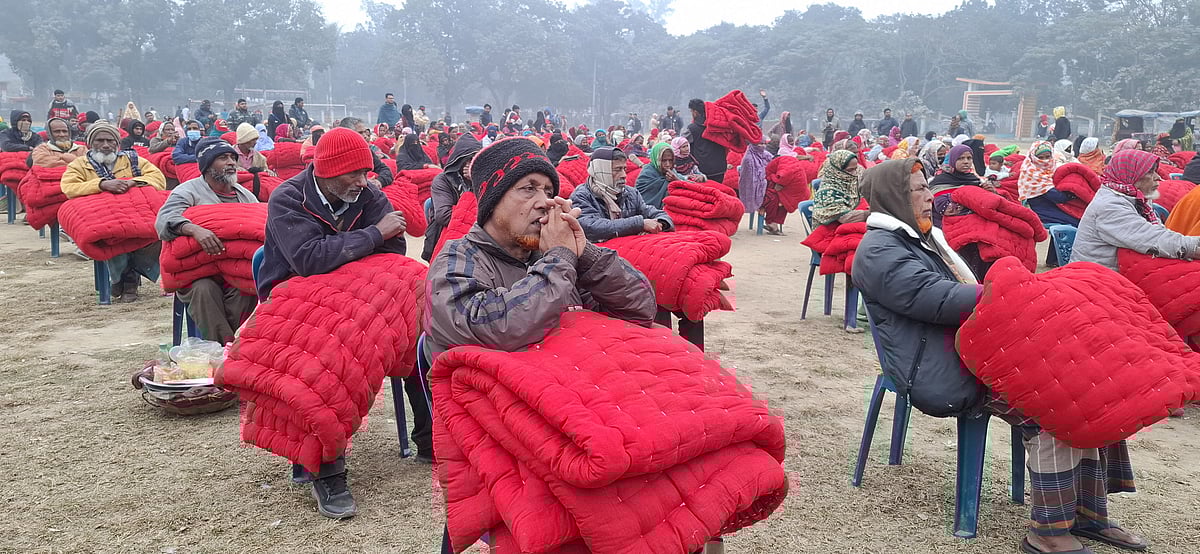 শীতার্তদের মধ্যে পাঁচ টাকার বিনিময়ে লেপ বিক্রি করেছে তরুণদের স্বেচ্ছাসেবী সংগঠন ‘সহায়’। আজ সোমবার বেলা ১১টার দিকে ঠাকুরগাঁও সরকারি বালক উচ্চবিদ্যালয় বড় মাঠে