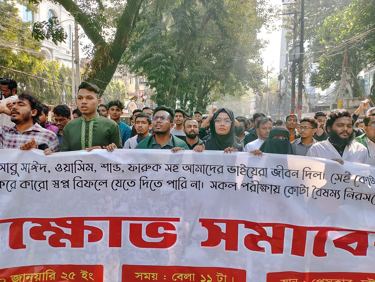 সমাবেশ শেষে মিছিল করেন শিক্ষার্থীরা। আজ দুপুরে চট্টগ্রাম নগরের প্রেস ক্লাব এলাকায়