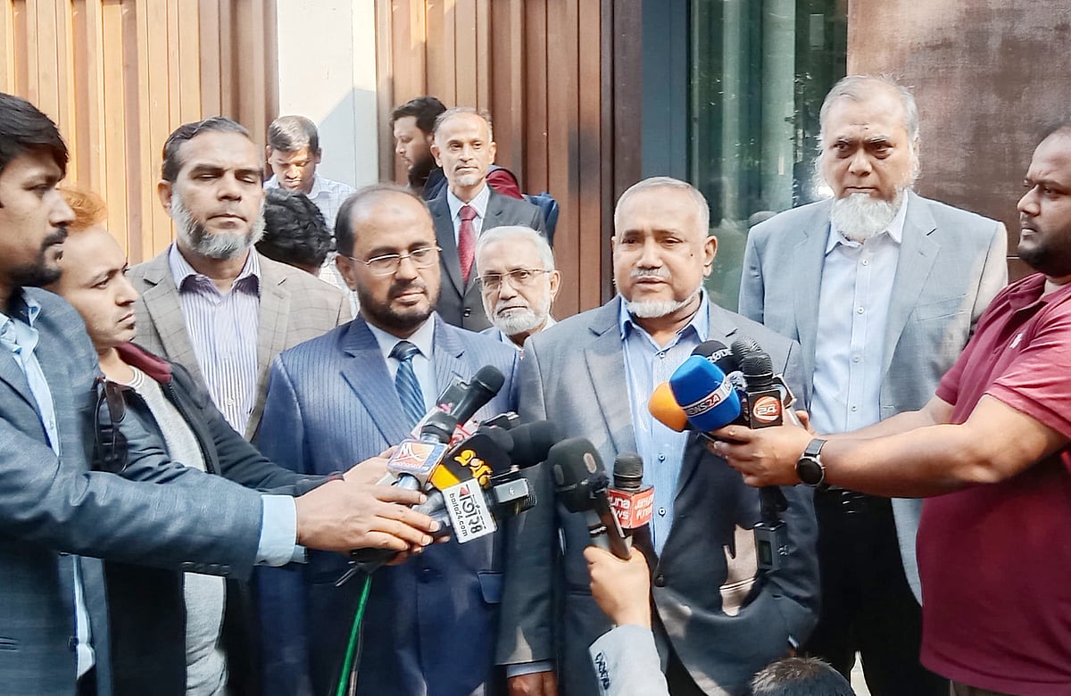 ঢাকার গুলশানে জাতিসংঘ ভবনে বিশেষজ্ঞ প্রতিনিধিদলের সঙ্গে বৈঠকের পর সাংবাদিকদের সঙ্গে কথা বলেন জামায়াতে ইসলামীর নায়েবে আমির সৈয়দ আবদুল্লাহ মোহাম্মদ তাহের