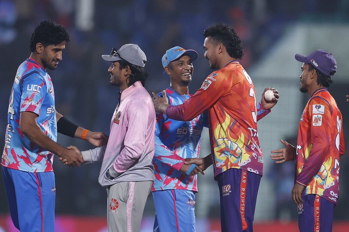 জয়ের পর রাজশাহীর অধিনায়ক তাসকিনের সঙ্গে হাত মেলান চিটাগংয়ের নাঈম