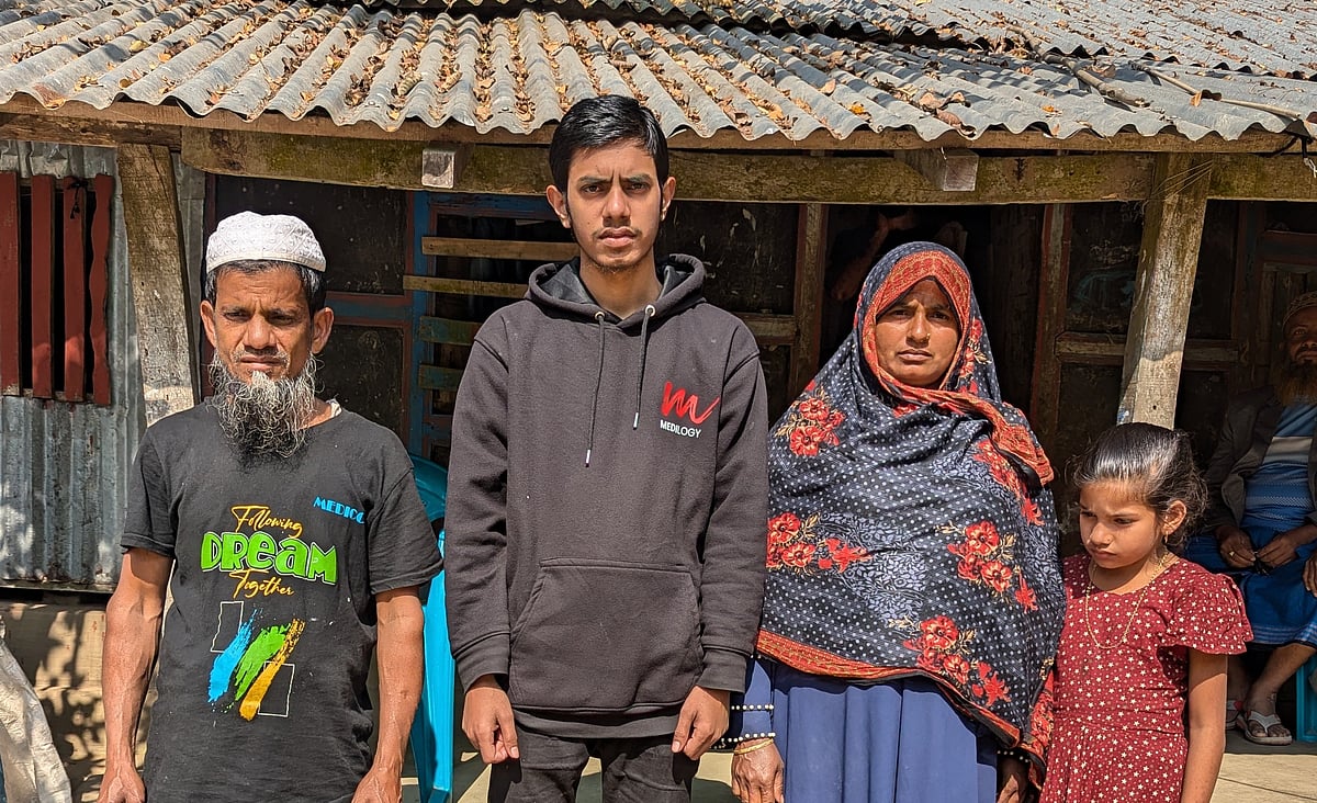 পরিবারের সদস্যদের সঙ্গে আল আমিন হাওলাদার। পটুয়াখালীর বাউফল উপজেলার আদাবাড়িয়া ইউনিয়নের মাধবপুর গ্রামে