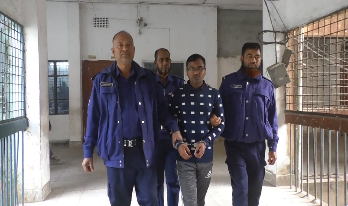 নূর মোহাম্মদ ওরফে নয়নকে গাইবান্ধা নারী ও শিশু নির্যাতন দমন ট্রাইব্যুনাল থেকে কারাগারে নেওয়া হচ্ছে। আজ সোমবার দুপুরে