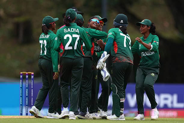 এই আনন্দ ম্যাচের শেষ পর্যন্ত ধরে রাখতে পারেনি বাংলাদেশ