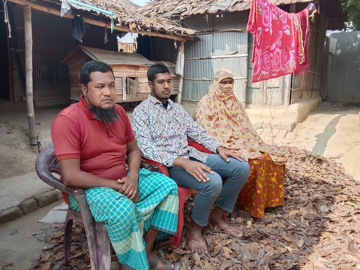 বাবা–মায়ের সঙ্গে সামাউল ইসলাম। আজ সোমবার ঝিনাইদহের কোটচাঁদপুর উপজেলার বাজেবামনদাহ গ্রামে