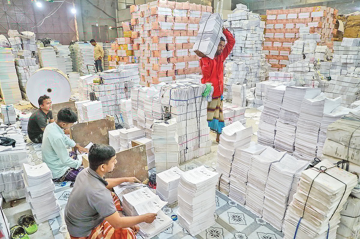 এখনো শেষ হয়নি বই ছাপার কাজ। বেশির ভাগ স্কুলে বছরের শুরুতে নতুন বই পৌঁছায়নি। শিক্ষার্থীদের হাতে নতুন বই তুলে দিতে ছাপাখানাগুলোয় কর্মব্যস্ত শ্রমিকেরা। ১৩ জানুয়ারি ঢাকার ডেমরার মাতুয়াইল এলাকায় একটি ছাপাখানায়