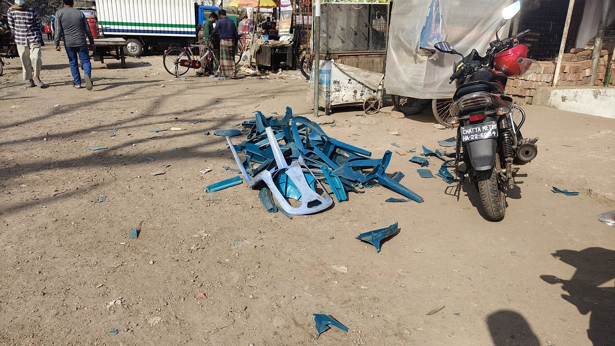 প্রত্যাশিত পদ না পাওয়া নেতা–কর্মীদের বিক্ষোভ মিছিল থেকে নবগঠিত কমিটির নেতাদের ওপর হামলার ঘটনা ঘটে। আজ সোমবার দুপুরে সাতক্ষীরার শ্যামনগর উপজেলা সদরে কৃষক দলের কার্যালয়ের সামনে