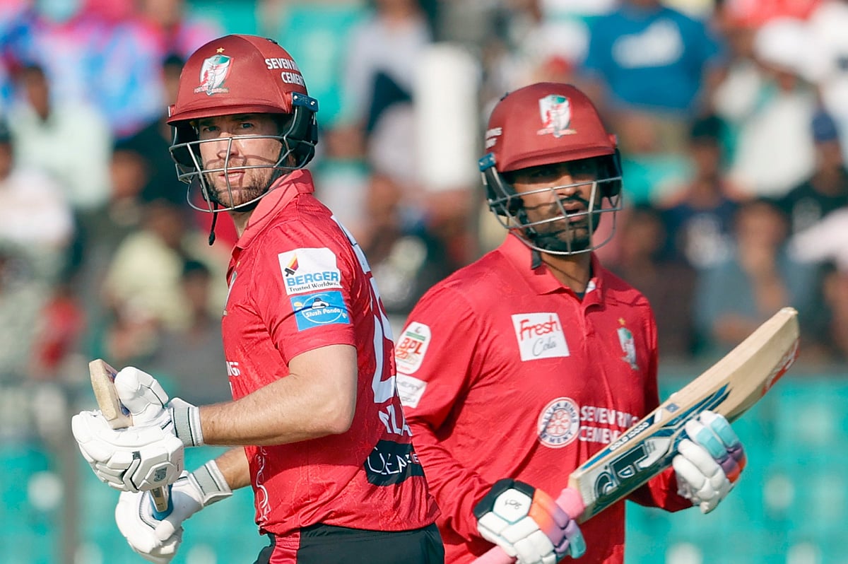 তামিম ইকবাল (ডানে) ও ডেভিড ম্যালান