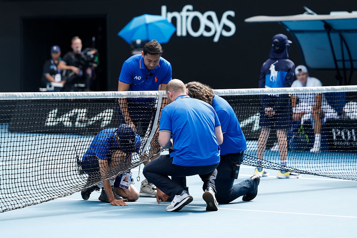 সিনারের সার্ভিসে নেটের ধাতব পাত ভাঙার পর তা মেরামত করেন কর্তৃপক্ষ। পরে খেলা আবার শুরু হয়