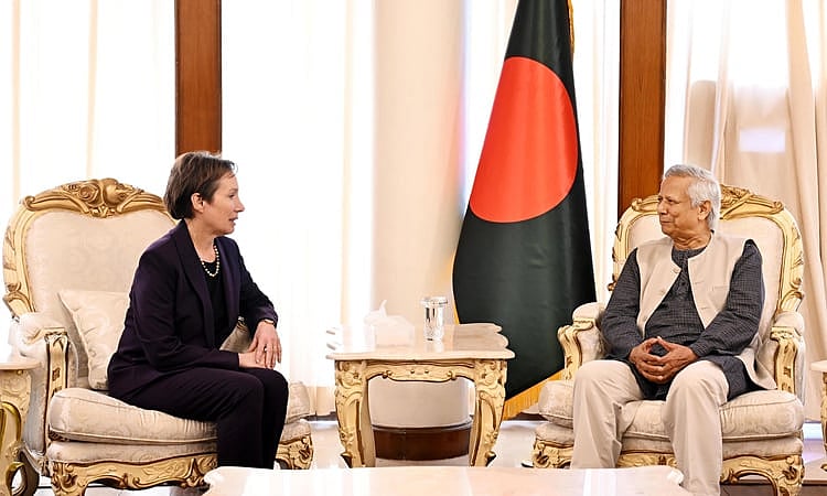 সোমবার রাষ্ট্রীয় অতিথি ভবন যমুনায় অন্তর্বর্তী সরকারের প্রধান উপদেষ্টা অধ্যাপক মুহাম্মদ ইউনূসের সঙ্গে সাক্ষাৎ করেন যুক্তরাষ্ট্রের চার্জ দ্য অ্যাফেয়ার্স ট্রেসি অ্যান জ্যাকবসন