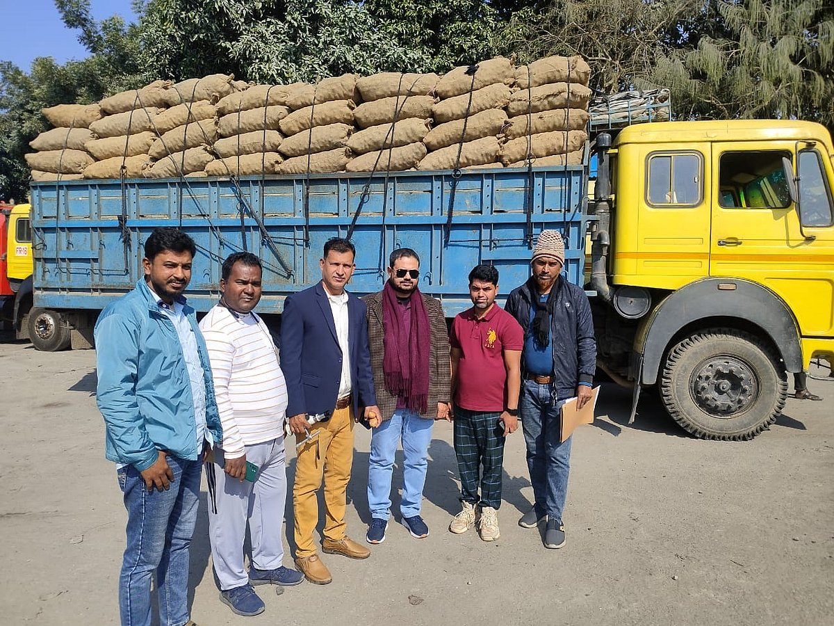 পঞ্চগড়ের বাংলাবান্ধা স্থলবন্দর দিয়ে নেপালে ৪২ টন আলু পাঠানো হয়। এর আগে আলুবোঝাই ট্রাকের সামনে দাঁড়িয়ে ছবি তোলেন কয়েকজন। গতকাল দুপুরে তোলা