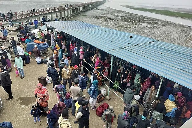 চট্টগ্রামের সীতাকুণ্ডের কুমিরা নৌঘাটে যাত্রীদের ভিড়