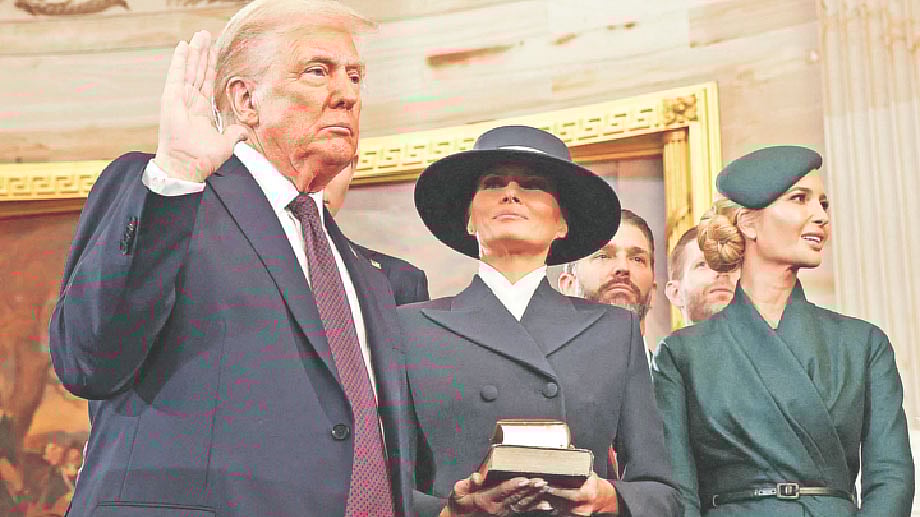 যুক্তরাষ্ট্রের প্রেসিডেন্ট হিসেবে শপথ নেন ডোনাল্ড ট্রাম্প। পাশে বাইবেল হাতে তাঁর স্ত্রী মেলানিয়া ট্রাম্প। গতকাল ওয়াশিংটনে ক্যাপিটল ভবনে