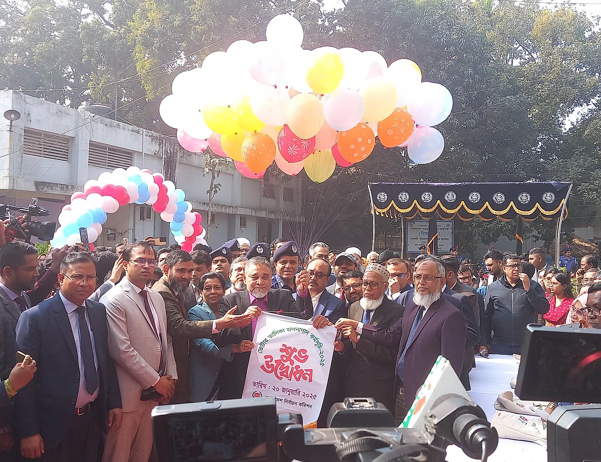 ঢাকার সাভার উপজেলা পরিষদ চত্বরে বেলুন ও পায়রা উড়িয়ে ভোটার তালিকা হালনাগাদ কর্মসূচির উদ্বোধন করা হয়েছে। আজ সোমবার দুপুর ১২টার দিকে