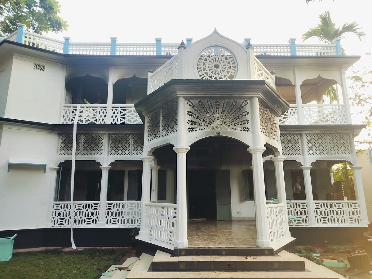 সিলেটের দক্ষিণ সুরমা উপজেলায় অবস্থিত রিজেন্ট পার্ক রিসোর্ট আজ সোমবার সকাল থেকে বন্ধ আছে। গতকাল রোববার রিসোর্টটিতে ভাঙচুর ও অগ্নিসংযোগ করা হয়