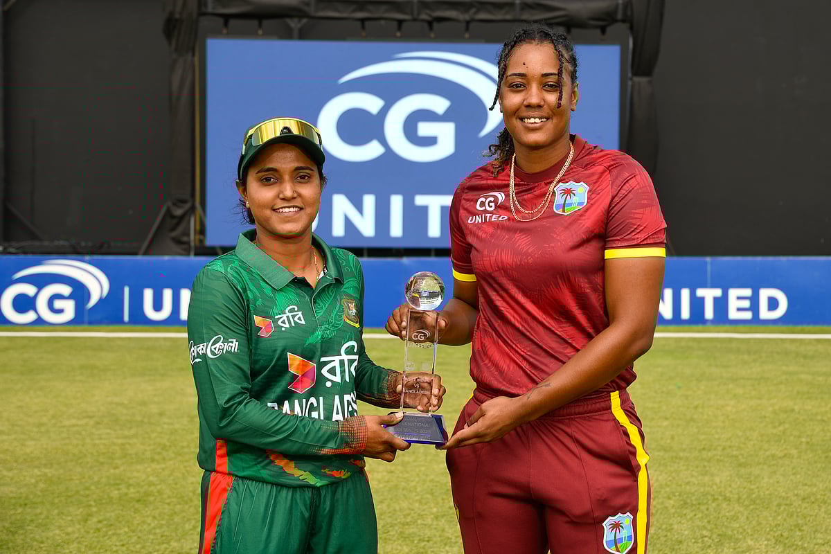 ওয়ানডে সিরিজের ট্রফি হাতে বাংলাদেশ ও ওয়েস্ট ইন্ডিজ অধিনায়ক