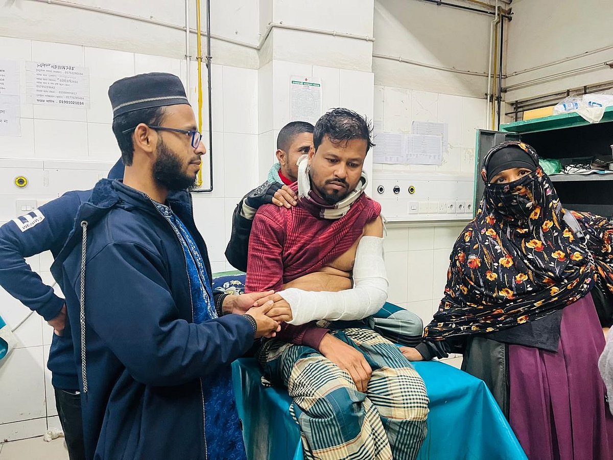 সংঘর্ষের ঘটনায় আহতরা মাদারীপুর ২৫০ শয্যা বিশিষ্ট জেলা হাসপাতালে চিকিৎসা নিয়েছেন। গতকাল রোববার রাতে