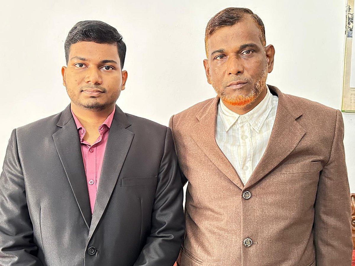 বাবা গোলাম রসুল শেখের সঙ্গে শেখ তাসনিম ফেরদাউস। আজ সোমবার সকালে যশোরের অভয়নগর উপজেলার বুইকরা গ্রামে