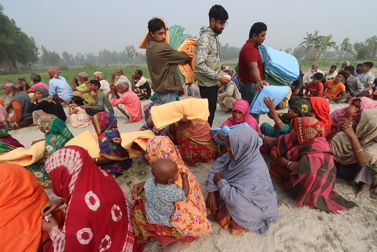 প্রথম আলো ট্রাস্টের উদ্যোগে লালমনিরহাটের হরিণ চওড়া এলাকায় শীতার্ত মানুষের মধ্যে কম্বল বিতরণ করা হয়। বিতরণ করছেন রংপুর বন্ধুসভার সদস্যরা
