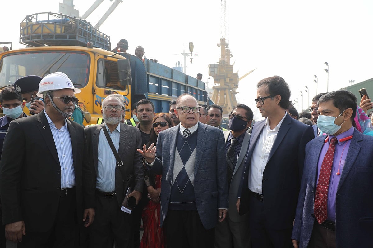 চট্টগ্রাম বন্দরে আমদানি করা চাল খালাস কার্যক্রম পরিদর্শন করেন অন্তর্বর্তী সরকারের খাদ্য উপদেষ্টা আলী ইমাম মজুমদার। আজ দুপুর সাড়ে ১২টায়
