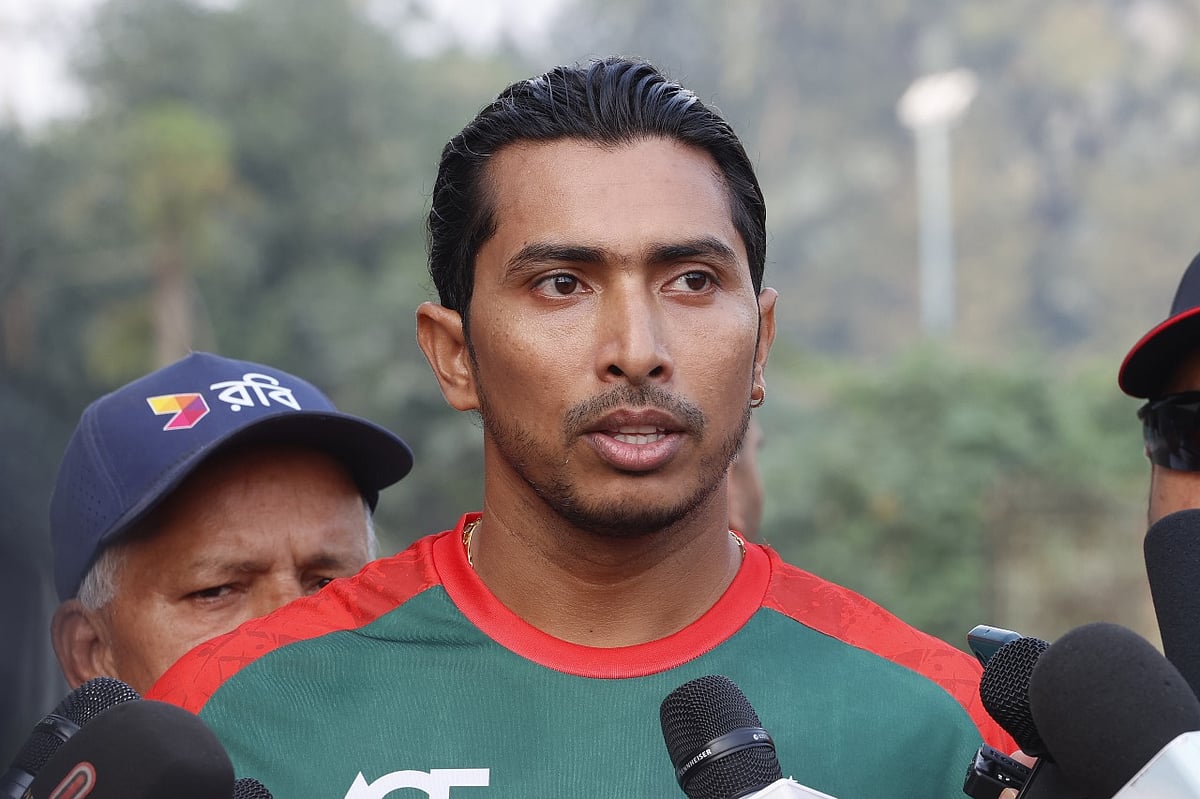 অনুশীলন শেষে সংবাদমাধ্যমের সঙ্গে কথা বলেন সৌম্য সরকার। আজ চট্টগ্রামের জহুর আহমেদ চৌধুরী স্টেডিয়ামে