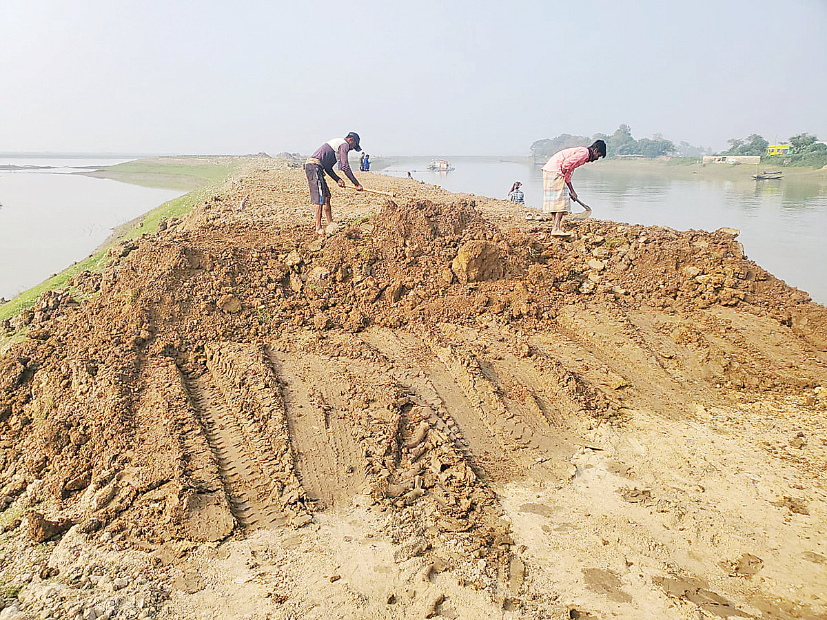 ঢিমেতালে চলছে হাওরে ফসল রক্ষা বাঁধের কাজ। গতকাল ধর্মপাশা উপজেলার সোনামড়ল হাওরের ফসল রক্ষা বাঁধের ৩৩ নম্বর প্রকল্পে