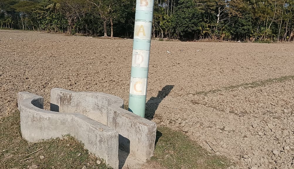 বিএডিসির সেচ পাম্প দখল নিয়ে দুই পক্ষের বিরোধ। খেতে চাষ দিয়েছেন কৃষক। কিন্তু পানির অভাবে বোরো ধানের চারা লাগাতে পারছেন না। রোববার বিকেল ভোলার চরফ্যাশন উপজেলার এওয়াজপুর ইউনিয়নের ৮ নম্বর ওয়ার্ডের দক্ষিণ মাদ্রাজ হাওলাদারের বাঁক বিলে