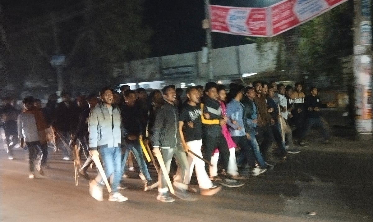 বহিরাগত ব্যক্তিদের হামলার প্রতিবাদে রাত সাড়ে ১০টার দিকে মাইকেল মধুসূদন কলেজের ছাত্রদলের নেতা-কর্মীরা লাঠিসোঁটা নিয়ে শহরে বিক্ষোভ মিছিল করেন