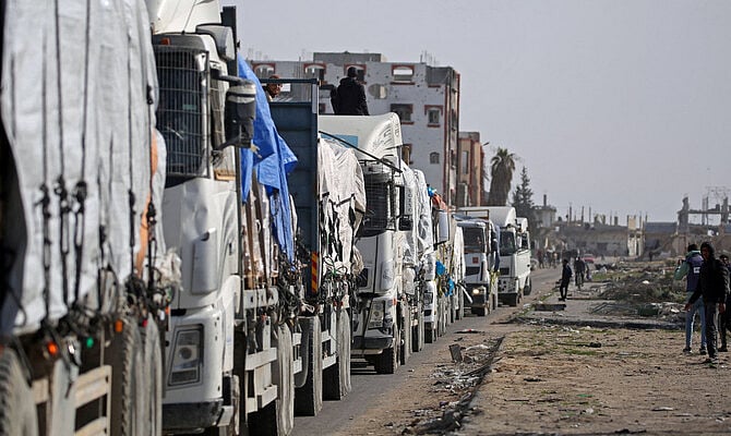 ফিলিস্তিনের গাজার পথে জাতিসংঘের ত্রাণবাহী ট্রাকের সারি। ১৯ জানুয়ারি তোলা