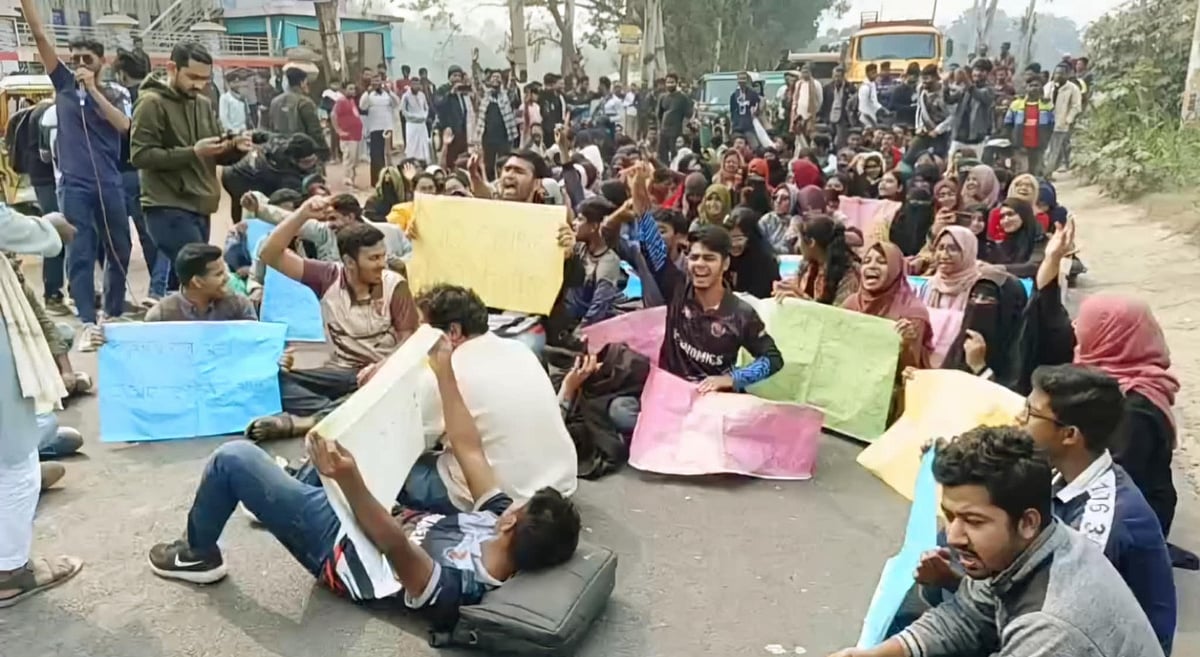 স্থায়ী ক্যাম্পাসের দাবিতে শাহজাদপুরে মহাসড়ক অবরোধ করে রবীন্দ্র বিশ্ববিদ্যালয়ের শিক্ষার্থীদের বিক্ষোভ। মঙ্গলবার সকাল সাড়ে ১০টার দিকে শাহজাদপুর পৌর শহরে বগুড়া-নগরবাড়ী মহাসড়কে