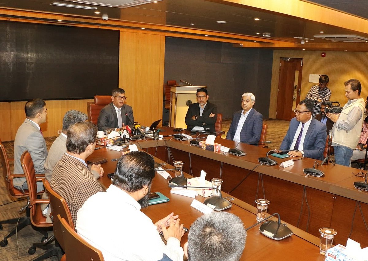 বিটিআরসির প্রধান কার্যালয়ে সংবাদ সম্মেলনে বক্তব্য দেন সংস্থাটির চেয়ারম্যান মেজর জেনারেল (অব.) মো. এমদাদ উল বারী। ঢাকা, ২১ জানুয়ারি