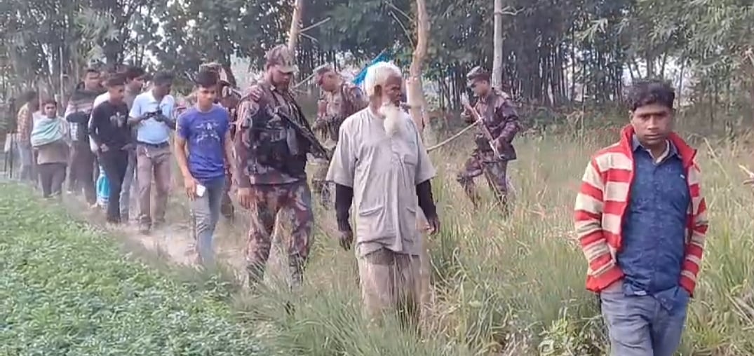 পতাকা বৈঠক শেষে স্থানীয় বাসিন্দাদের সঙ্গে ফিরে আসছেন বিজিবি সদস্যরা। আজ মঙ্গলবার বিকেলে জয়পুরহাটের পাঁচবিবি উপজেলা পূর্ব উঁচনা ঘোনাপাড়া সীমান্তে