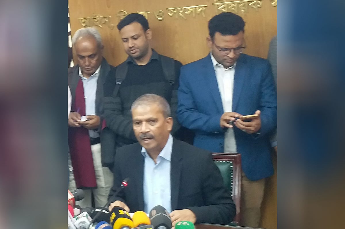 সচিবালয়ে সংবাদ সম্মেলনে আইন উপদেষ্টা আসিফ নজরুল। ২১ জানুয়ারি